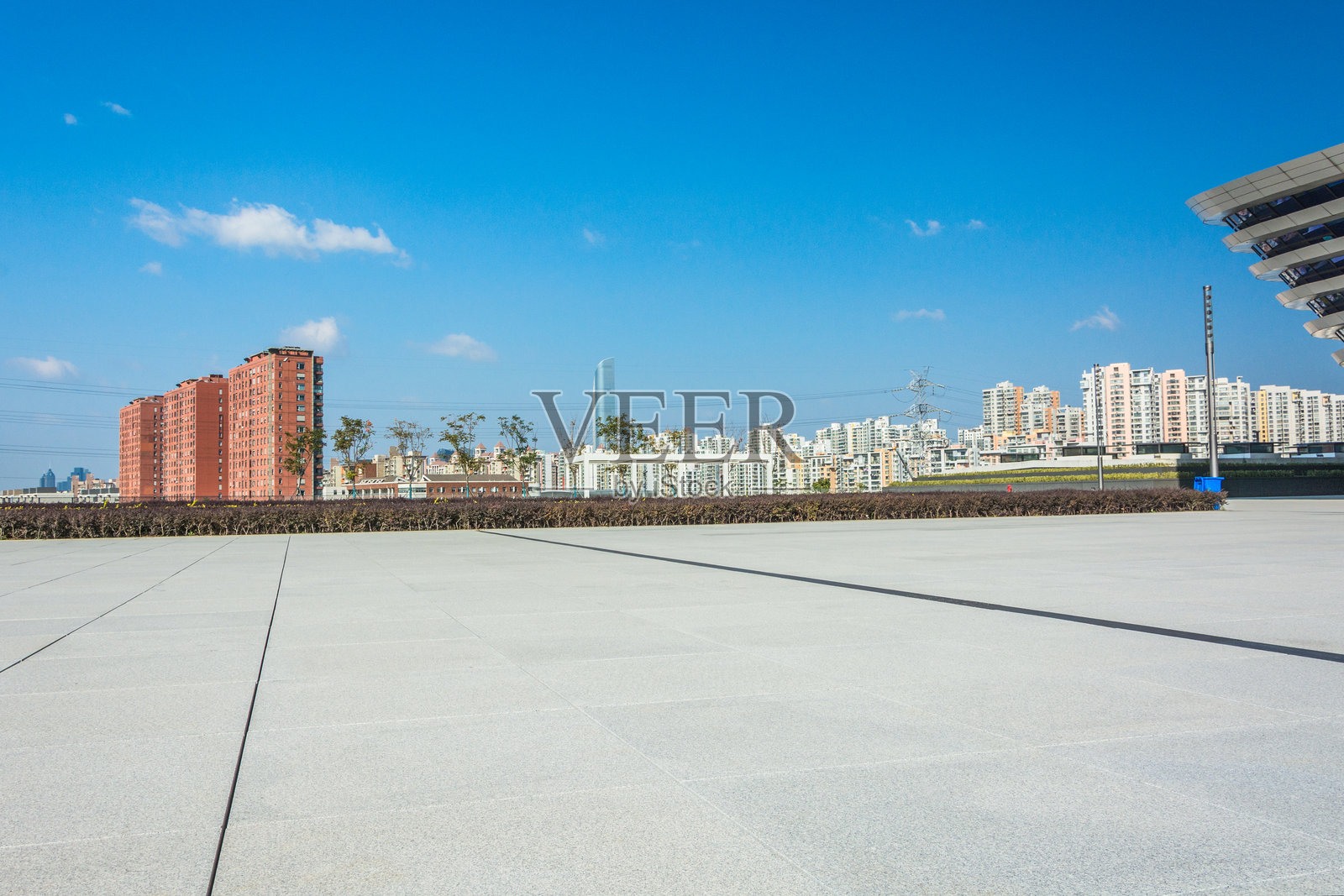 迷人的城市风景与现代建筑在晴朗的蓝天下照片摄影图片