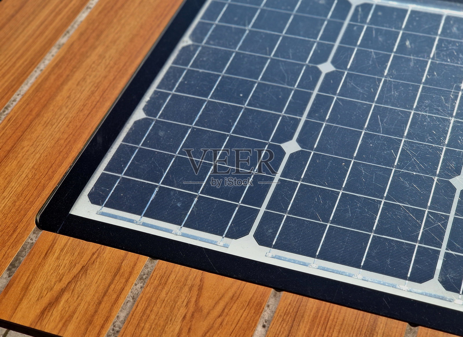 现代时尚餐厅设备的技术设计，客人在街头咖啡馆喝咖啡时为手机充电。智能功能城市家具配备的USB感应充电器。照片摄影图片