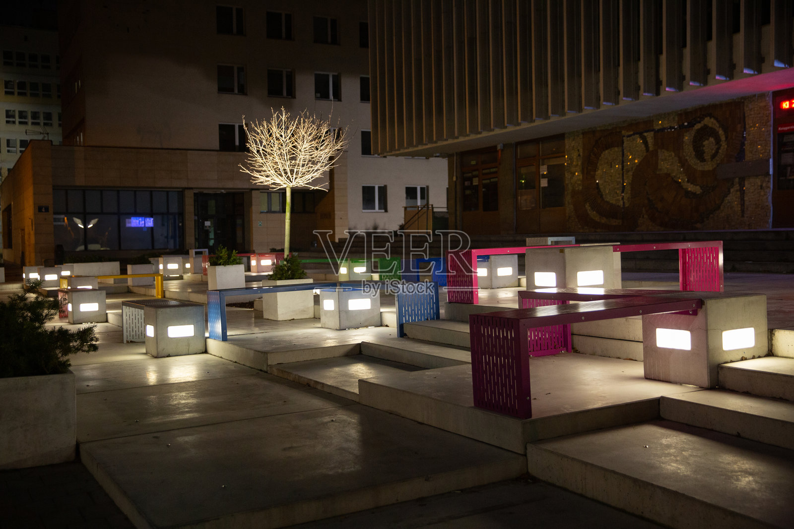 探索夜晚灯光璀璨的城市空间之美，展现多彩的家具设计照片摄影图片