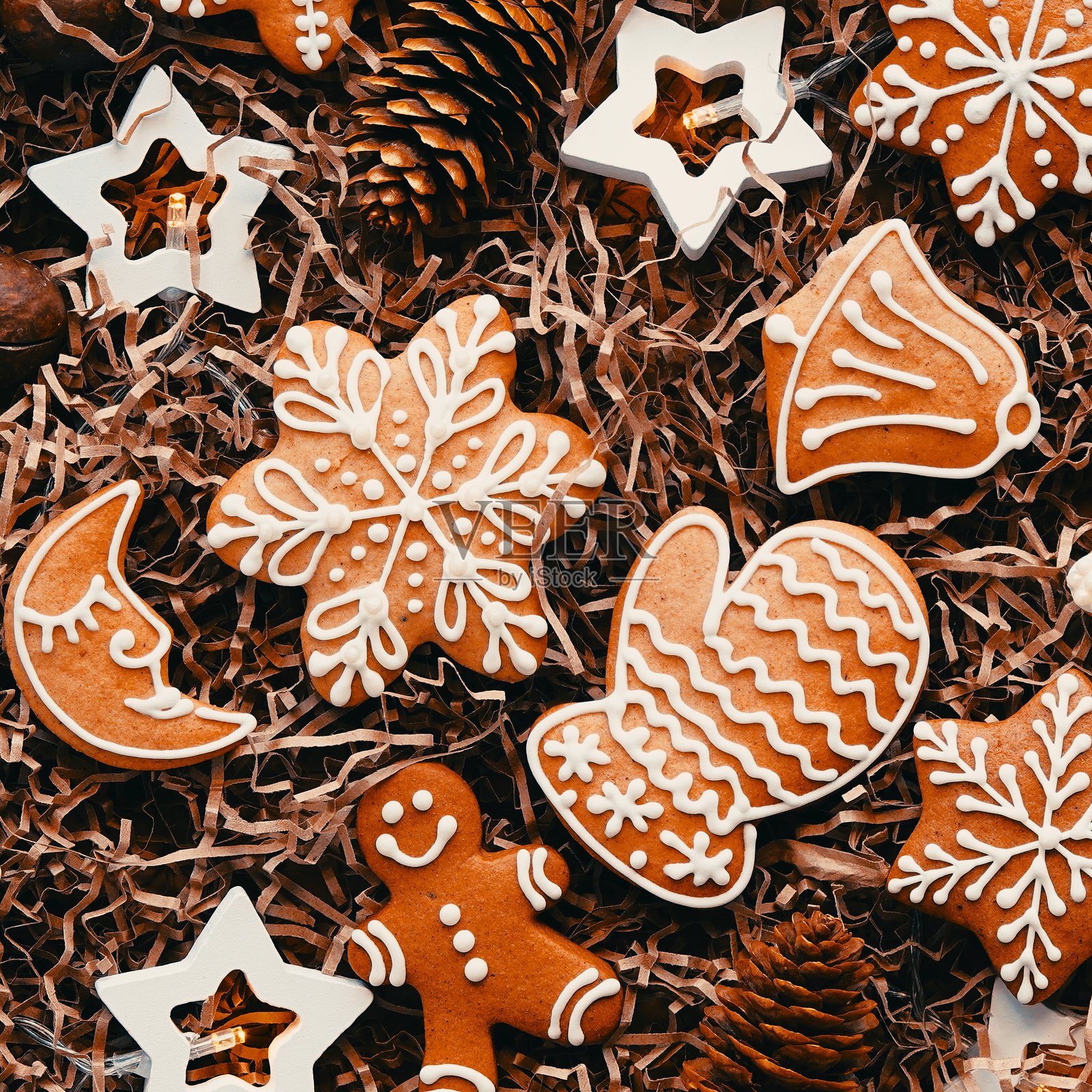 可爱的圣诞姜饼和灯光星星。俯视图照片摄影图片