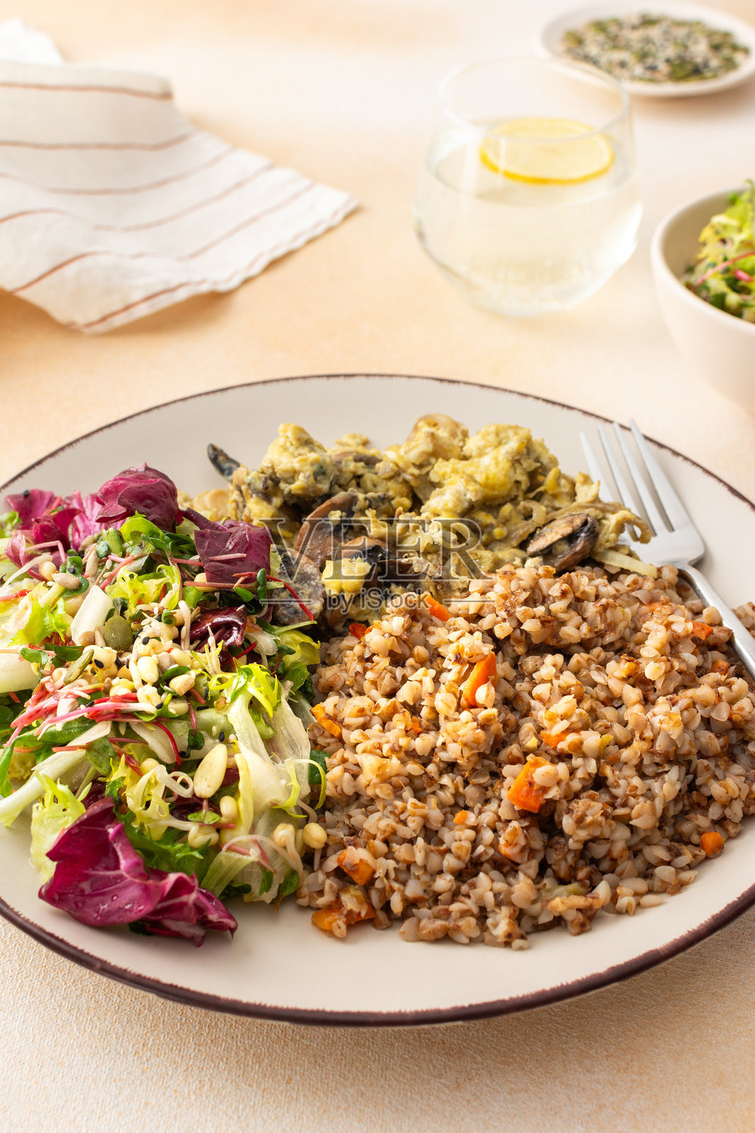 荞麦粥配混合沙拉和煎蘑菇鸡蛋照片摄影图片