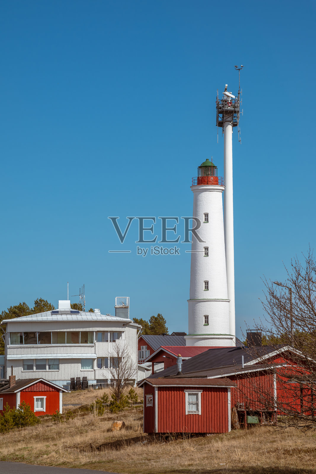 芬兰。位于海吕奥岛的马尔亚尼米灯塔，建于1871年，风景如画。照片摄影图片