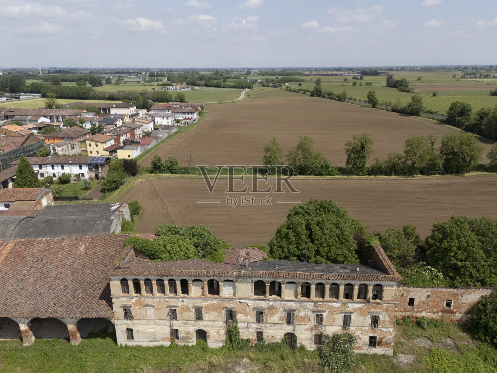 意大利克雷莫纳的卡萨尔西戈农田中，卡西纳·卢米诺萨庄园和修道院遗址的航拍视图照片摄影图片