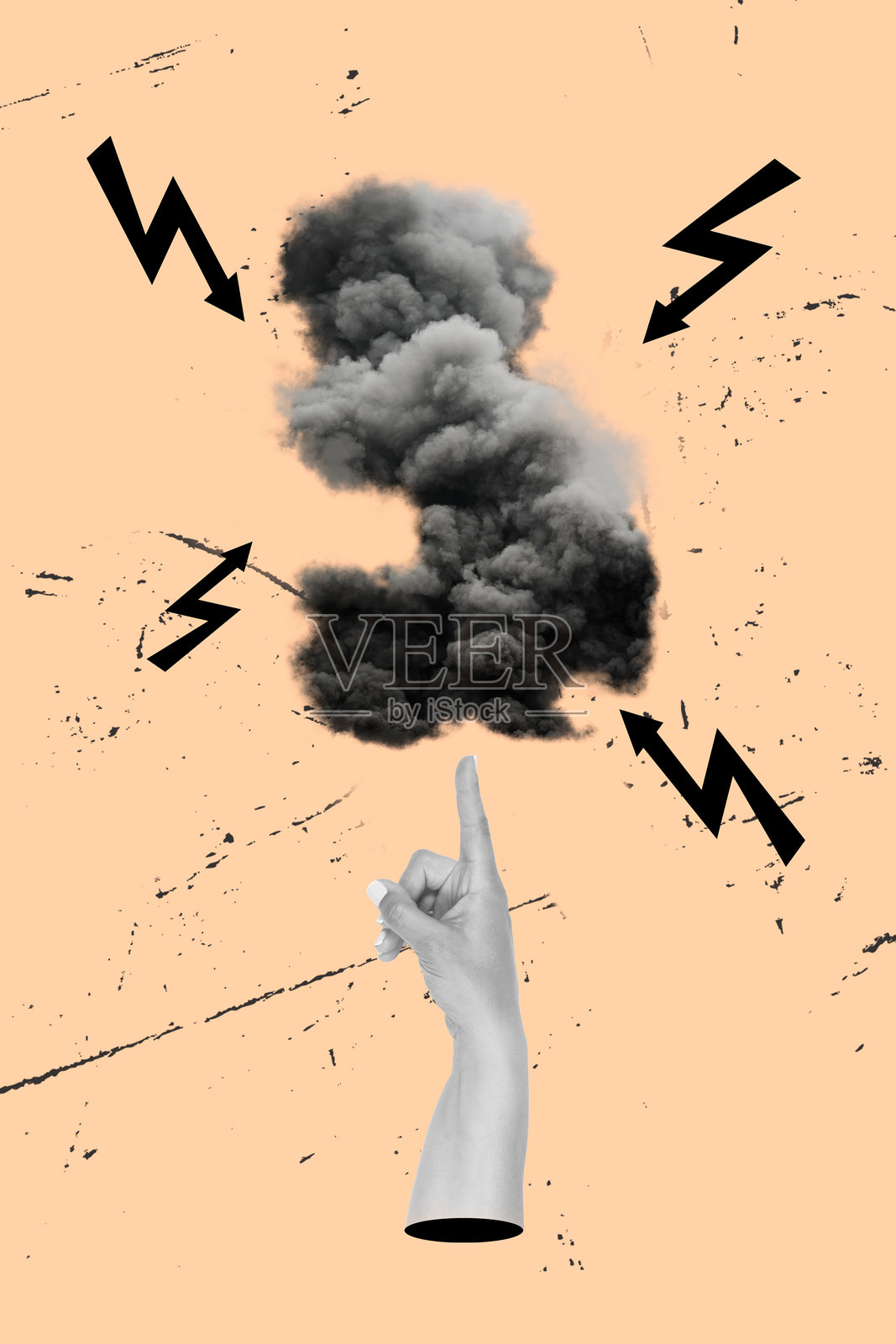 一位女性的手指向黑暗的云朵和光线，背景为划痕的浅橙色拼贴画照片摄影图片