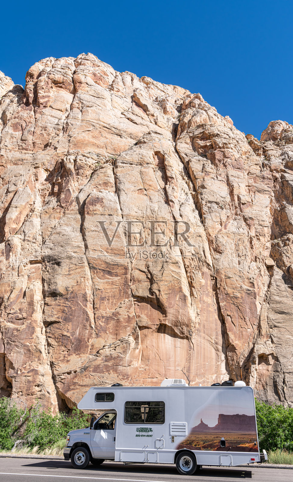 美国邮轮房车 - 停在卡皮托尔礁国家公园的房车照片摄影图片