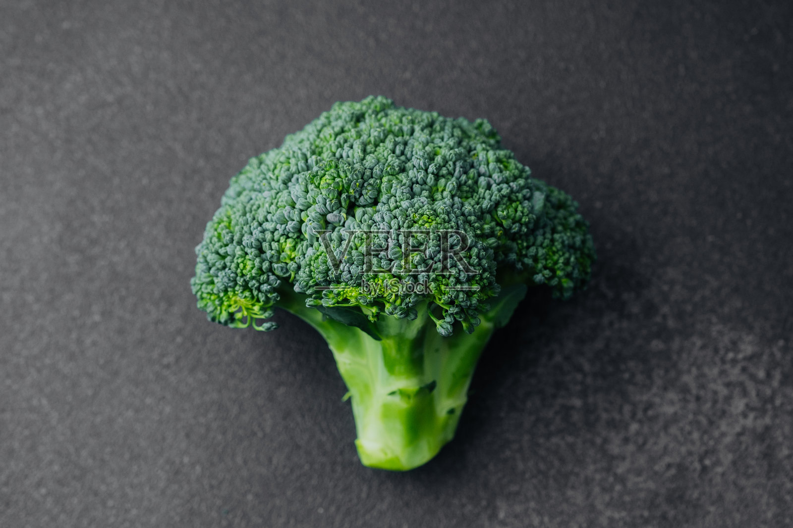 黑色背景上的西兰花花朵俯视图照片摄影图片