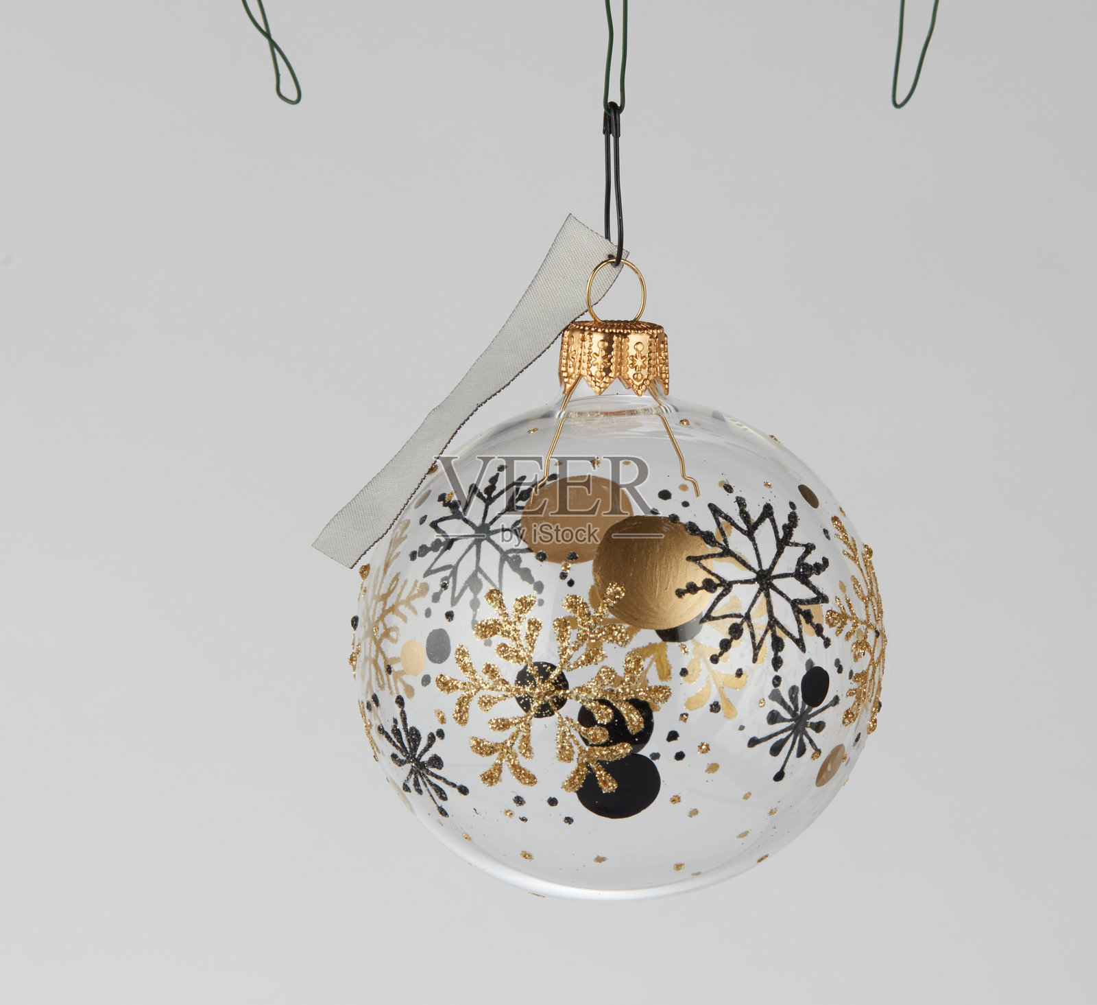 白色珍珠圣诞卡拉迪乌姆与雪花闪光，孤立的自然背景，带有抠图路径照片摄影图片