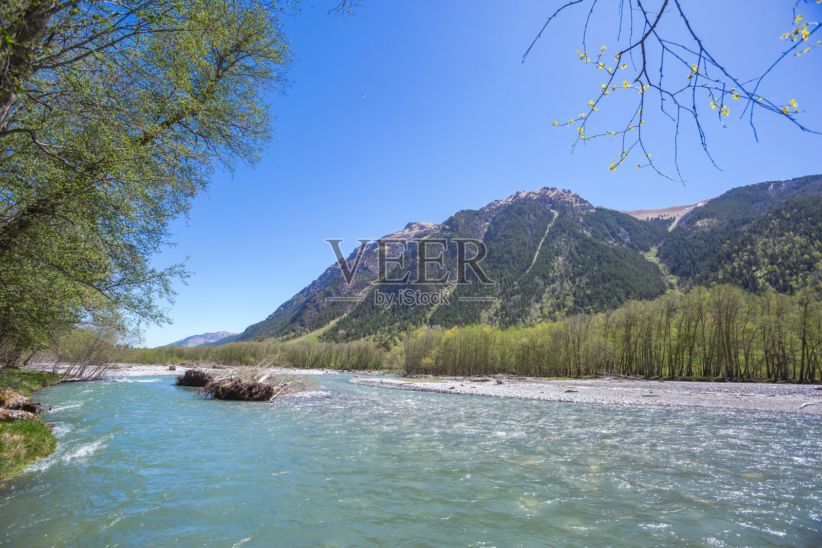 阿克苏特河，碧绿色的水。高加索山脉春季风景。卡拉恰伊-切尔克斯共和国，俄罗斯照片摄影图片