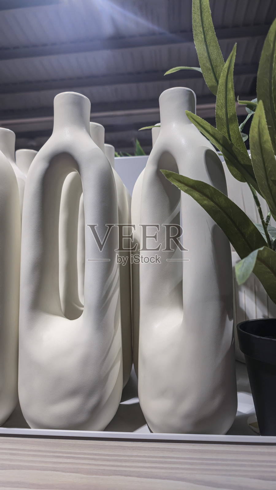 商店货架上的装饰花瓶展示待售。照片摄影图片