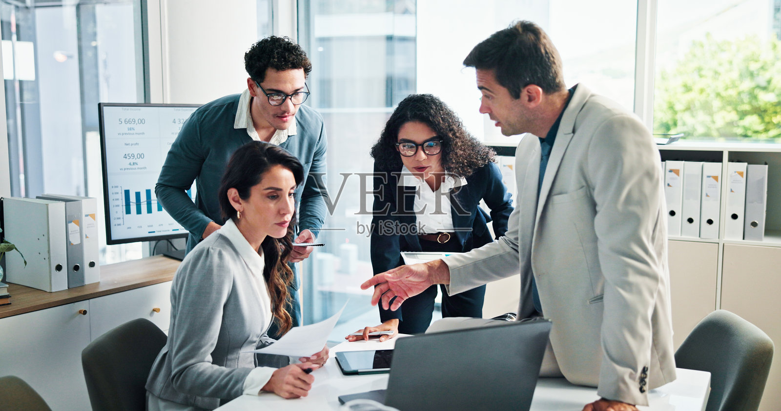 文件工作、笔记本电脑或商业人士与股东讨论规划和资本增长。经理、会计图表和财务顾问与执行董事会面开会讨论预算。照片摄影图片