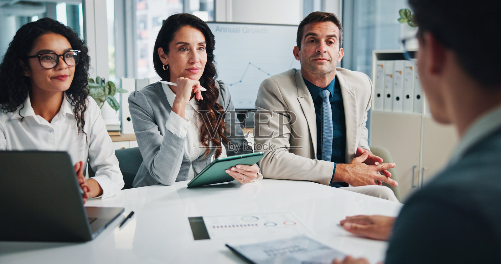 金融、商业人士与股东讨论规划、图表或资本增长。经理、预算图表或财务顾问与执行董事进行谈判会议。照片摄影图片