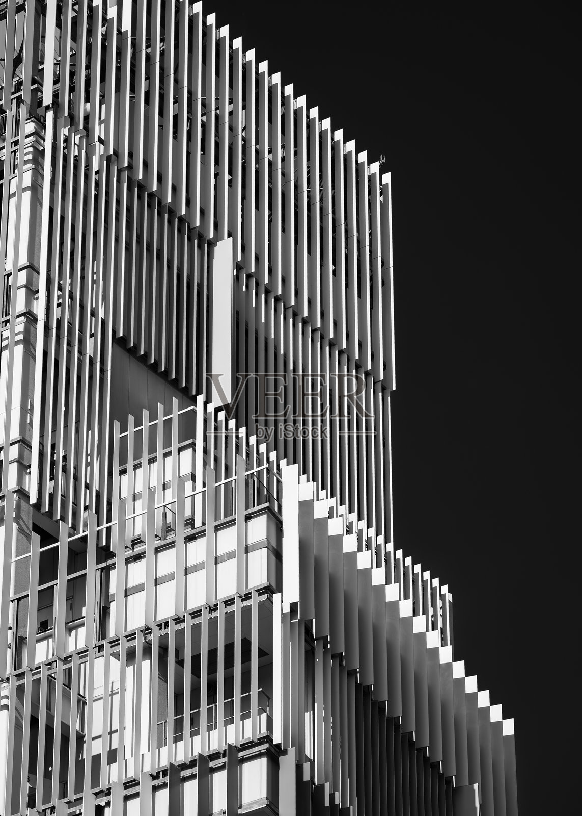 现代建筑外立面的钢制外观照明阴影建筑细节照片摄影图片