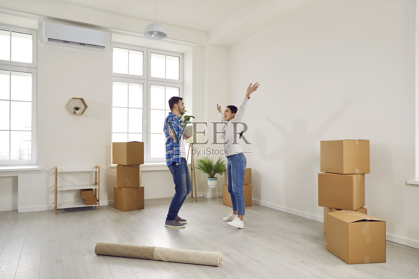 兴奋的年轻情侣庆祝搬入新公寓照片摄影图片