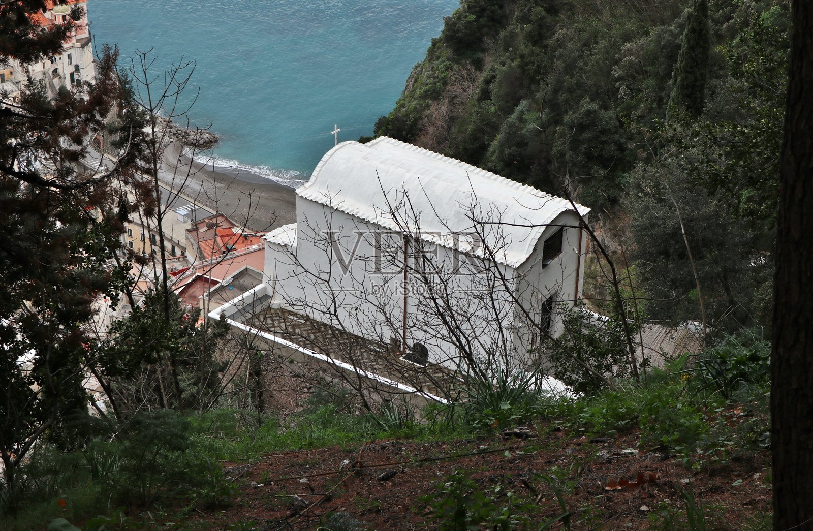 Pontone - 从蒙特奥雷奥小径俯瞰圣玛丽亚德尔班多圣所照片摄影图片