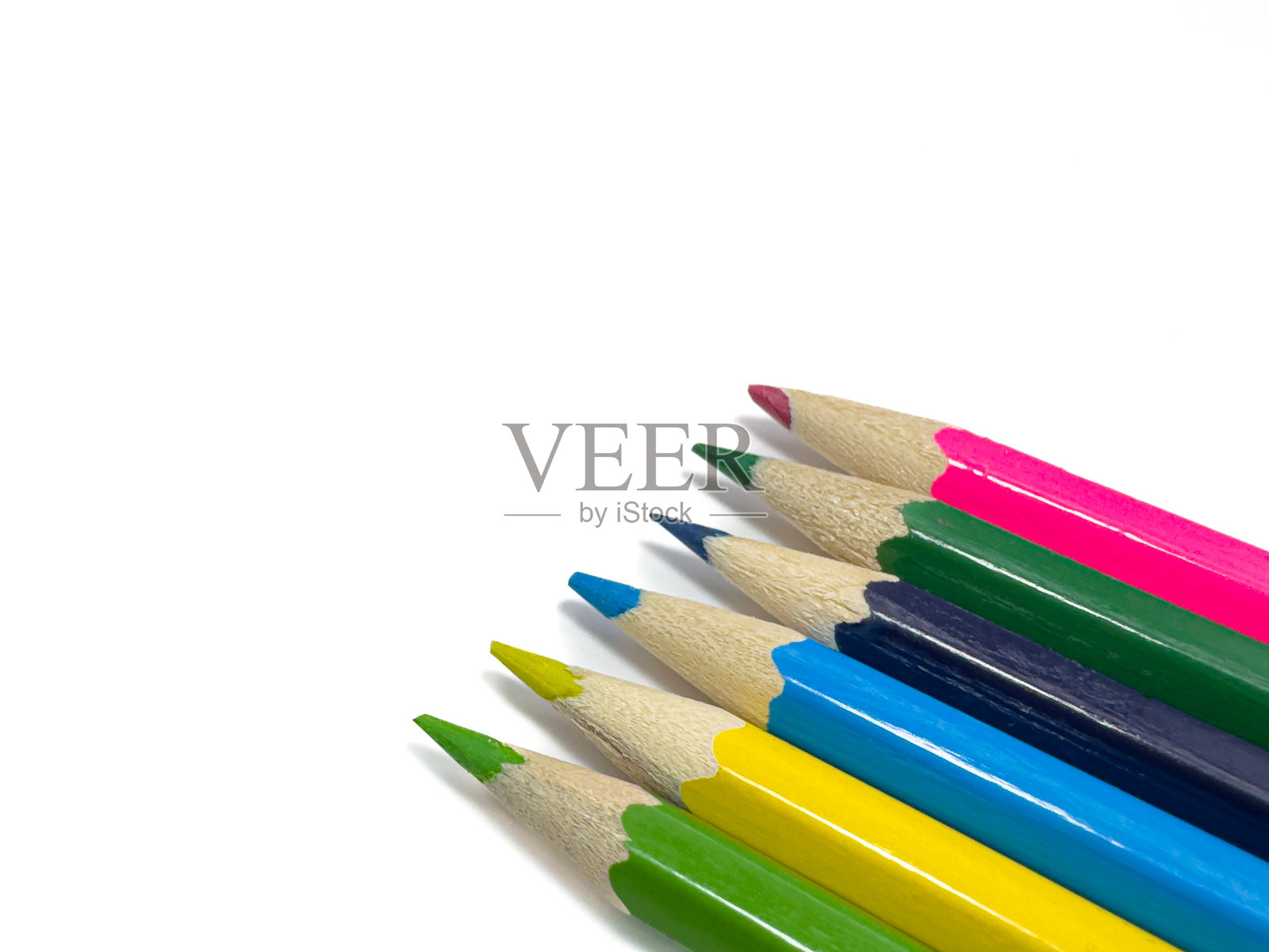 一组平行的彩色铅笔，孤立在白色背景上，留有空白空间照片摄影图片