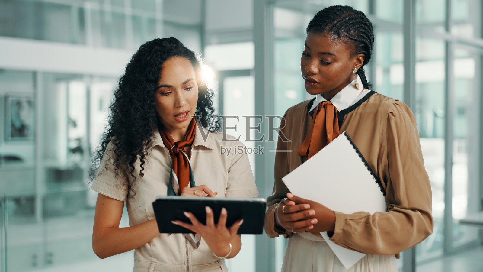 商务女性在办公室大堂进行合作、会议和使用平板电脑进行规划或战略讨论。员工团队在工作场所进行文件、财务和谈判的讨论、反馈或审查。照片摄影图片