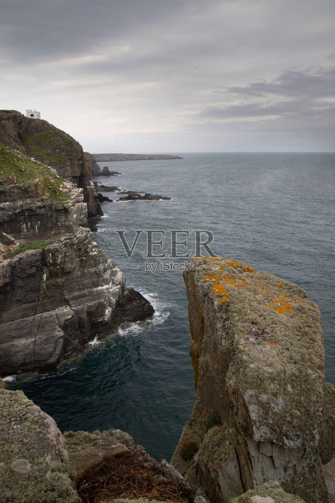 威尔士安格尔西岛的戏剧性海岸悬崖与海浪照片摄影图片