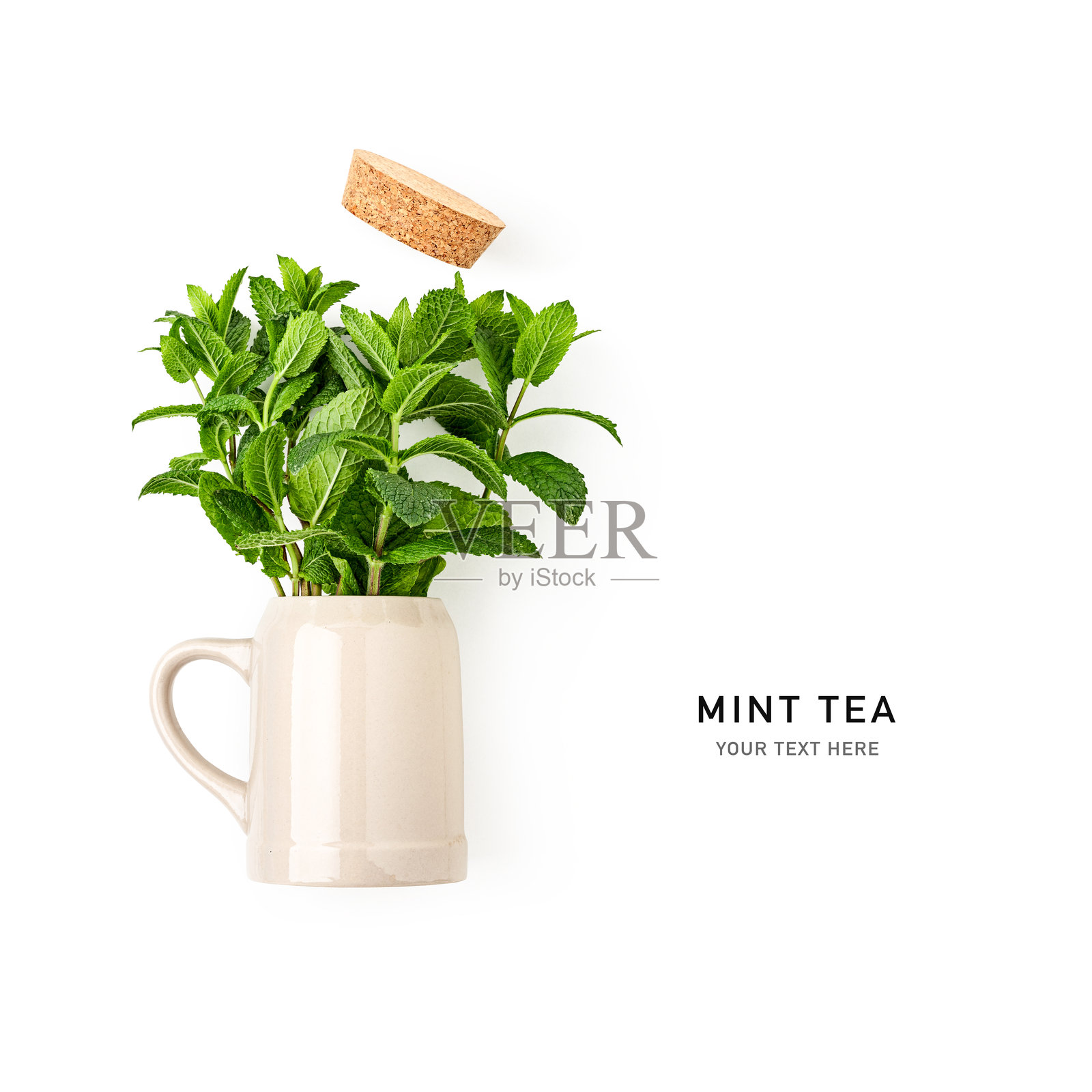 薄荷叶草本茶和陶瓷杯摄影，背景为白色。照片摄影图片