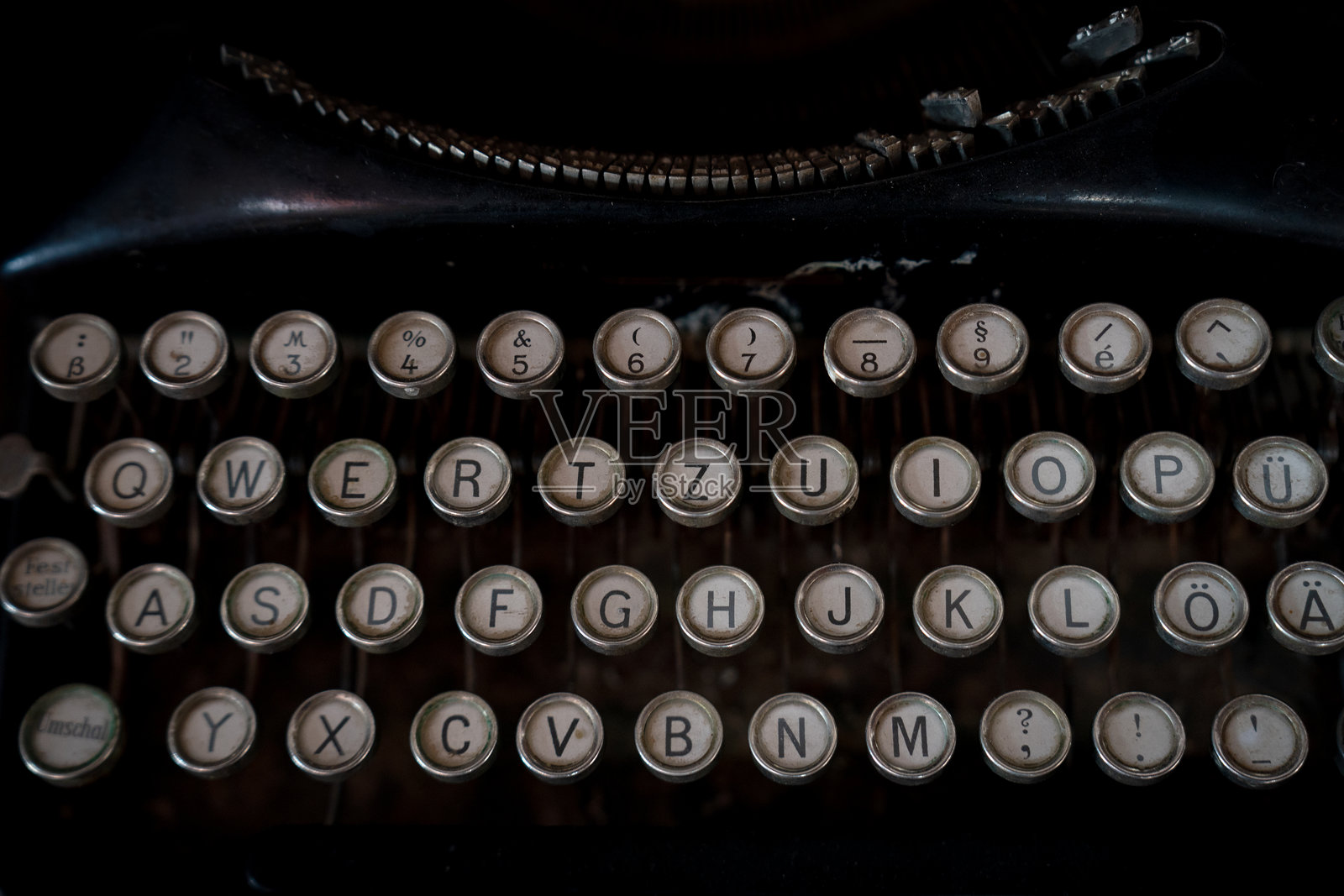 经典黑色打字机，配有复古键盘和纸卷，展现永恒设计和复古办公设备的魅力照片摄影图片