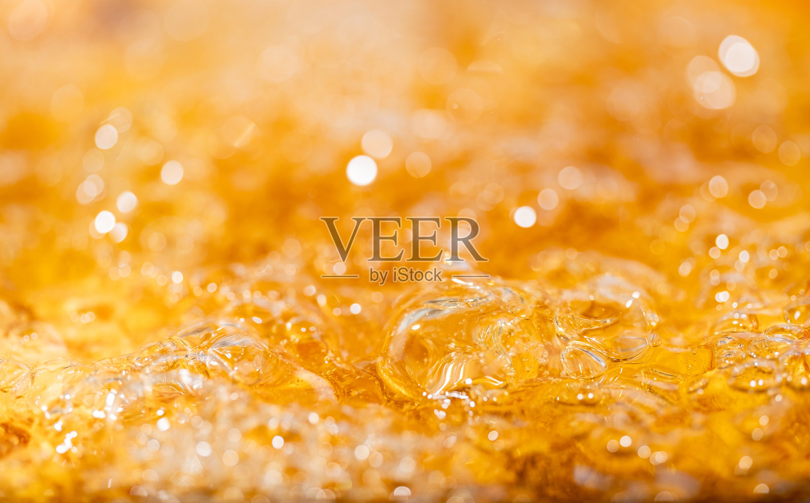 明亮的橙色油或啤酒飞溅特写纹理与自然波浪，优美的波浪曲线和细腻的气泡，适合图形设计和背景，油气泡，柔和的啤酒气泡，选择性对焦照片摄影图片