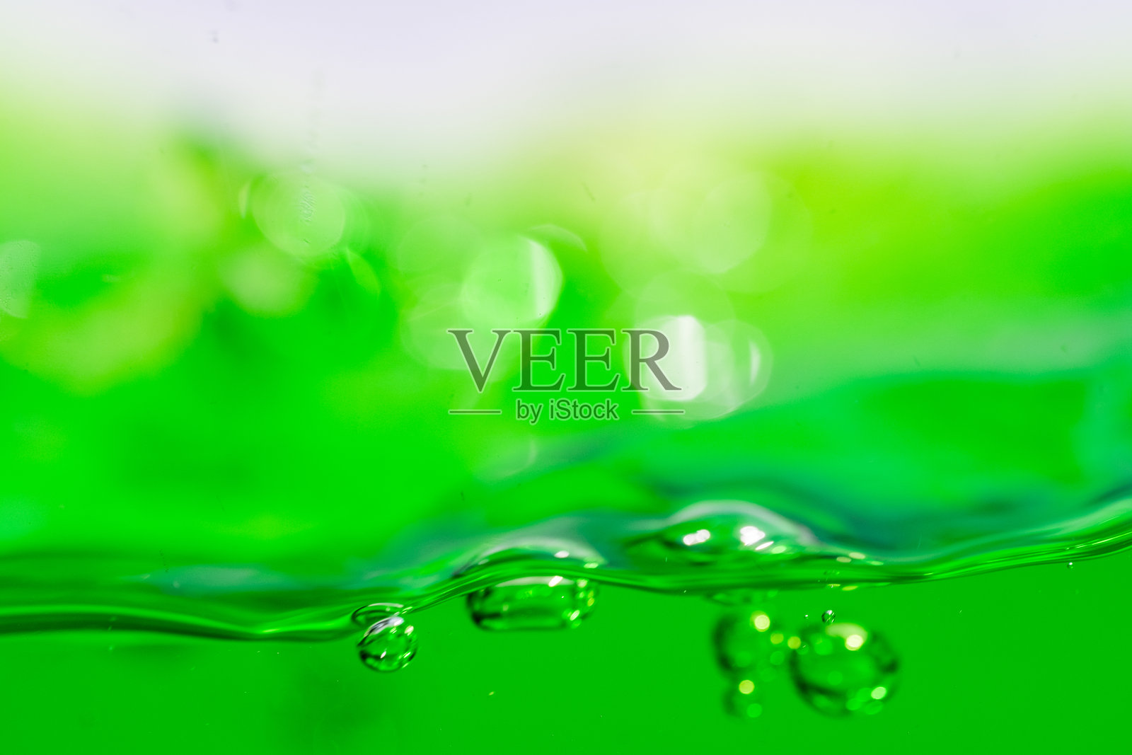 水波，特写生动的绿色液体与气泡，捕捉动态运动和新鲜感。非常适合背景、饮料或抽象概念。软饮料照片摄影图片