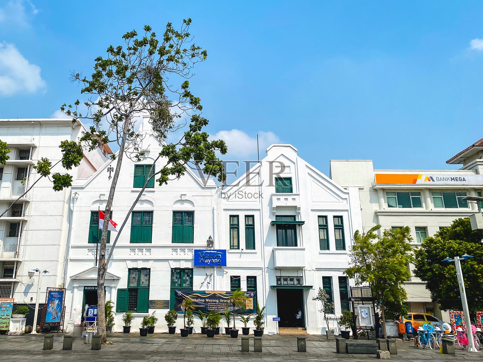 雅加达老城区的皮影戏博物馆，在阳光明媚的日子里。这座历史建筑展示了传统的爪哇皮影戏（wayang）和文化遗物。照片摄影图片