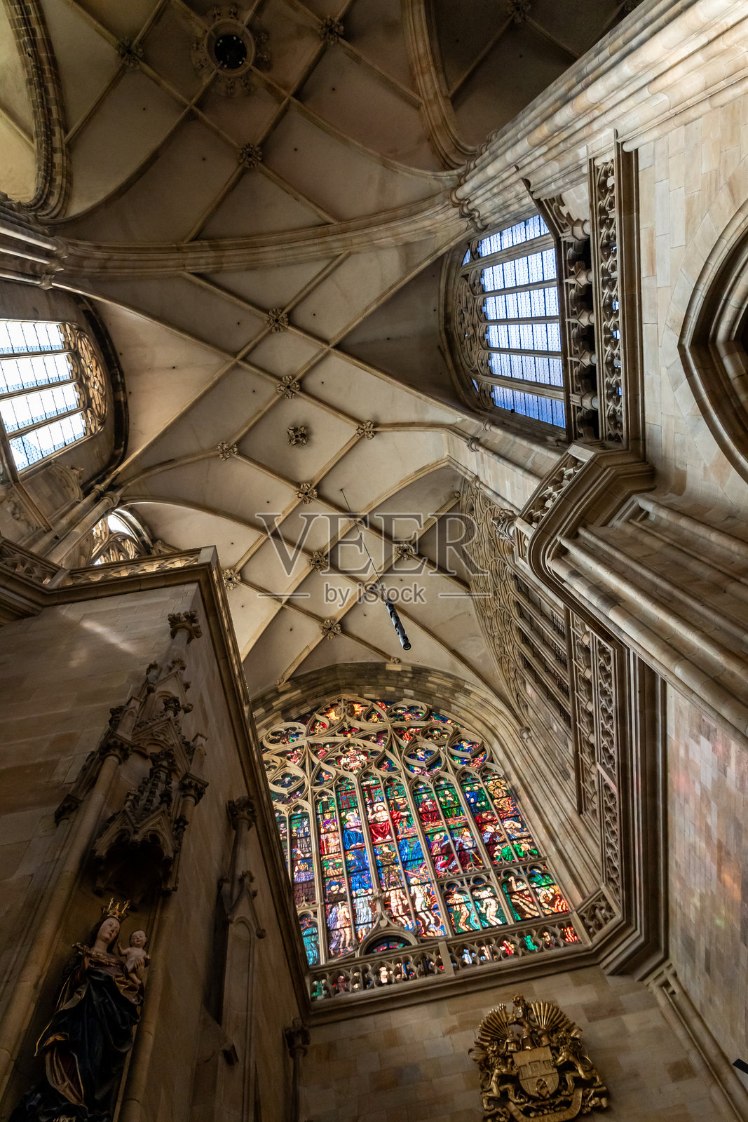 捷克共和国布拉格历史区圣维特大教堂的装饰天花板照片摄影图片