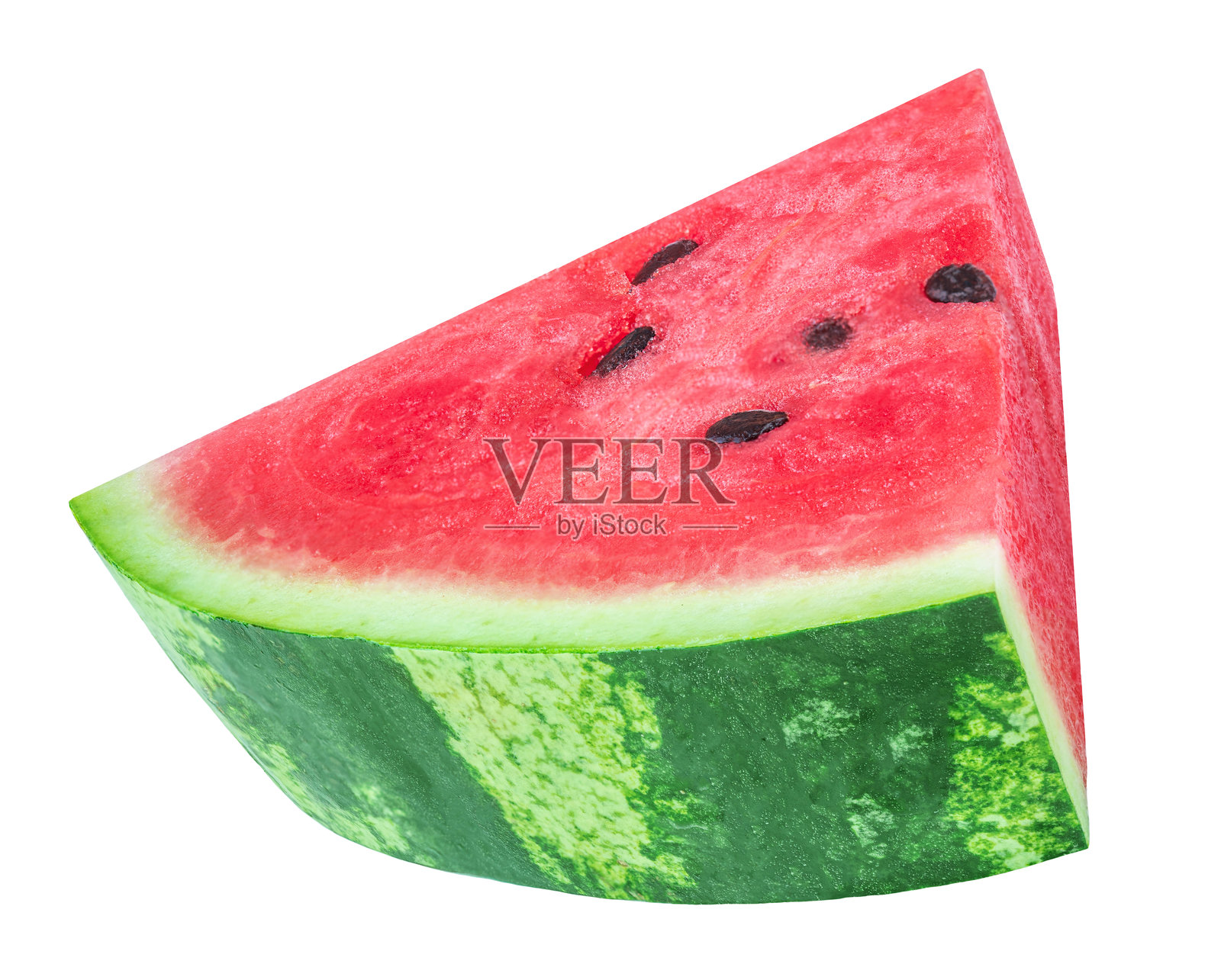 飞翔的西瓜三角切片，带有种子，孤立在白色背景上。新鲜多汁的西瓜特写。西瓜水果真实照片。照片摄影图片
