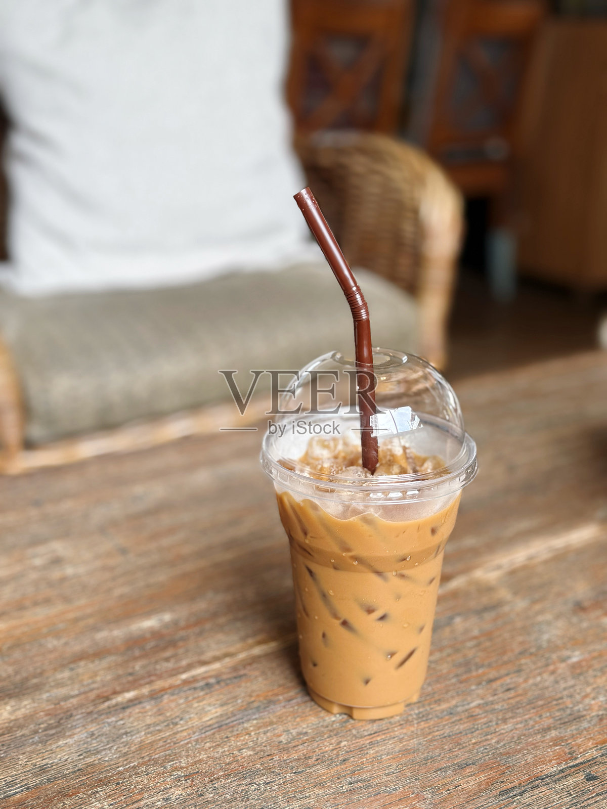 冰咖啡放在咖啡店的木桌上。照片摄影图片
