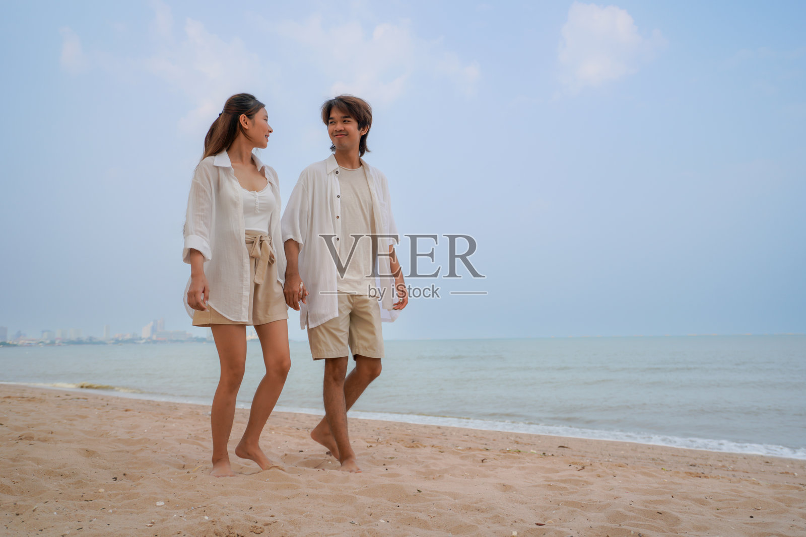 亚洲情侣在夏季假期时漫步海滩照片摄影图片