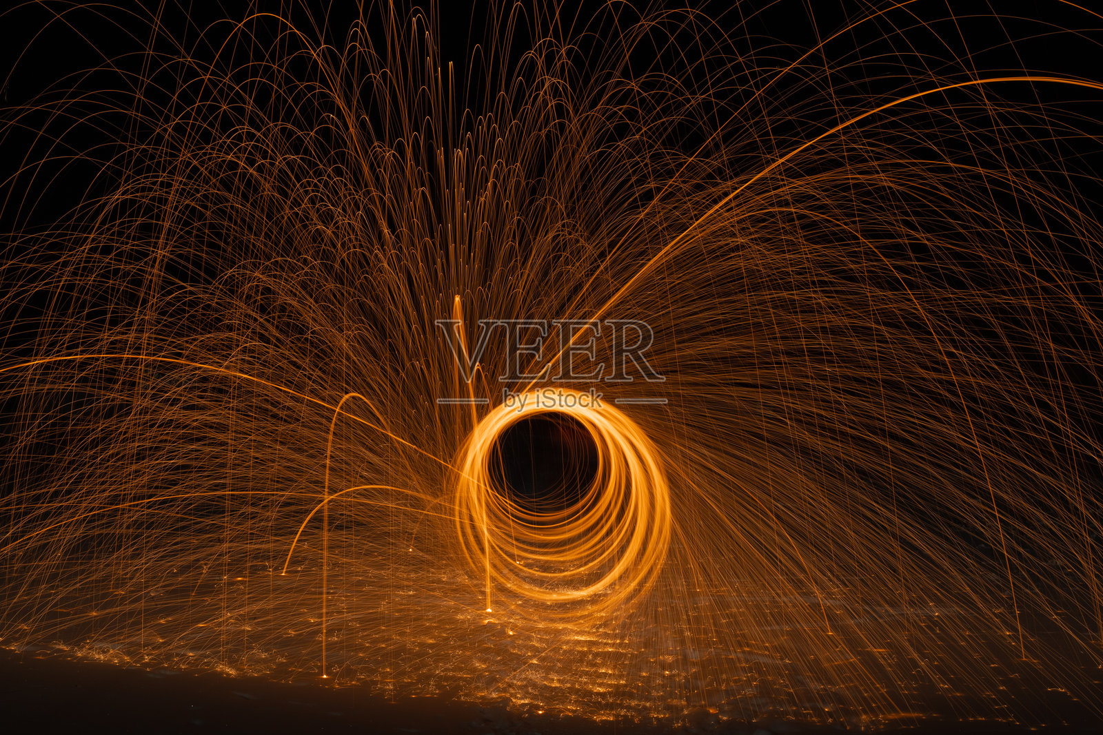 火焰光环在黑暗的冬夜中爆炸成火花照片摄影图片