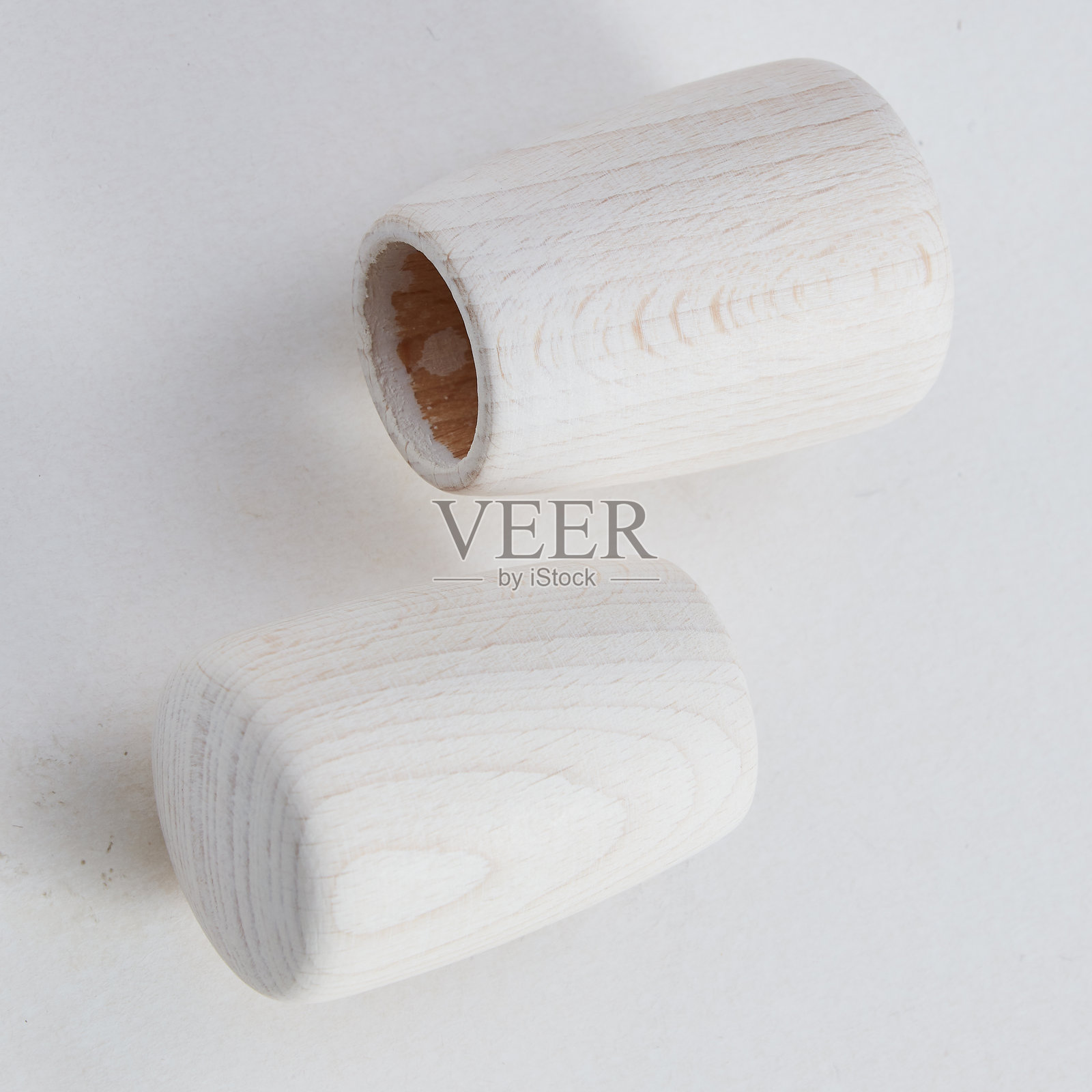 孤立的木制烟斗，背景为自然风景，带有抠图路径照片摄影图片