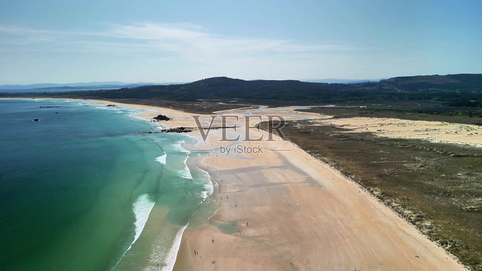今天体验宁静美丽的海滩风景的壮观鸟瞰图照片摄影图片