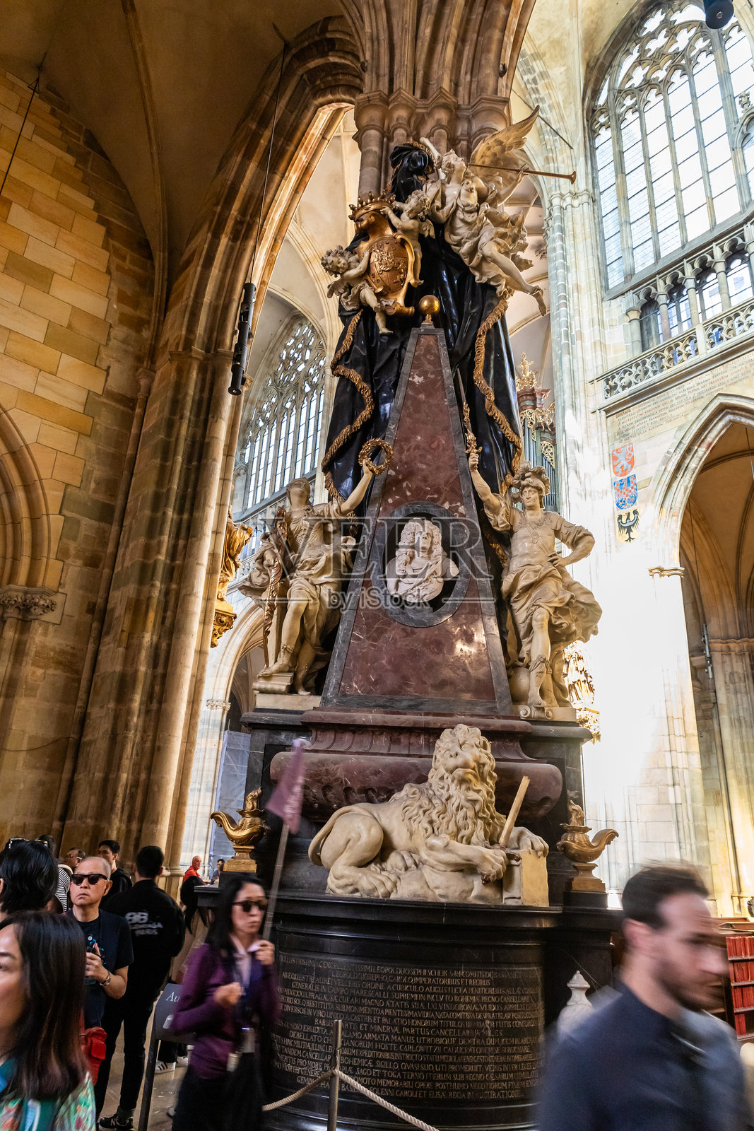 在捷克共和国布拉格历史区的圣维特大教堂中，装饰有白色大理石雕像的支柱照片摄影图片