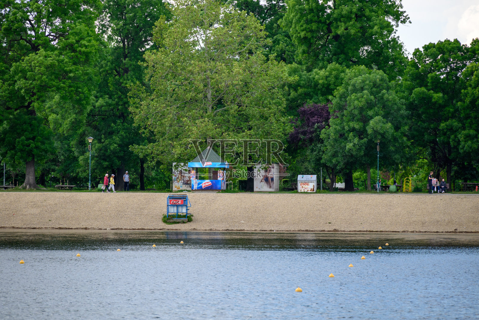 塞尔维亚贝尔格莱德市中心的萨瓦河上的阿达·齐甘利亚河岛，已被改造成公园和湖泊。照片摄影图片