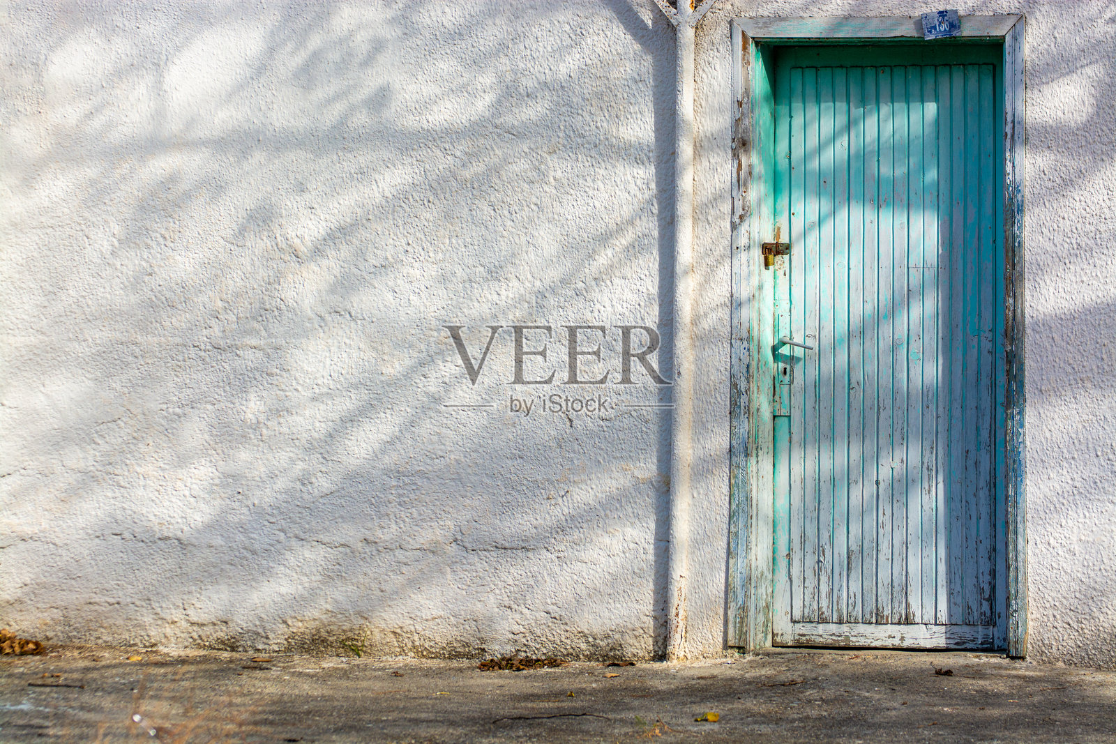 白色墙壁和旧蓝色门。照片摄影图片