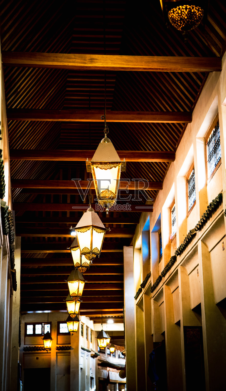 在费斯的拱廊中装饰着悬挂的摩洛哥灯笼照片摄影图片