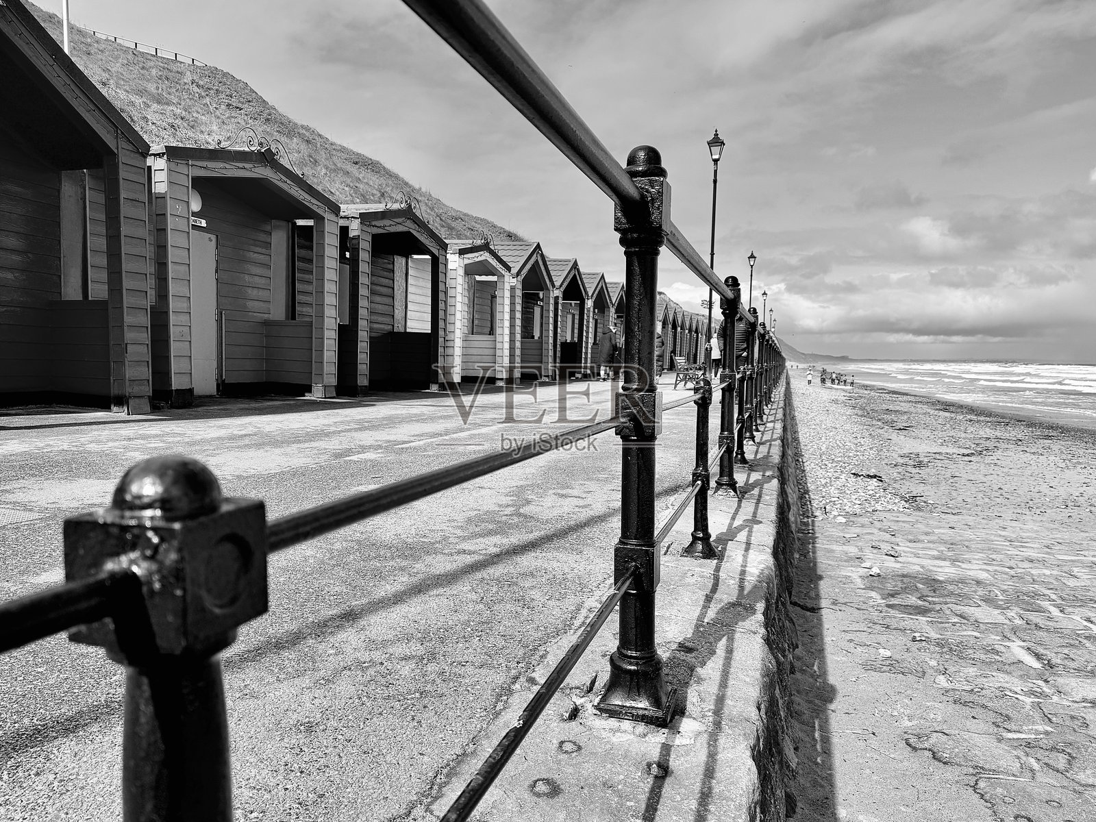 北约克郡盐本海滨长廊上的一排木质海滩小屋照片摄影图片