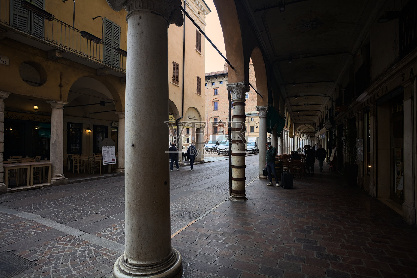 意大利小镇的街道和门廊照片摄影图片