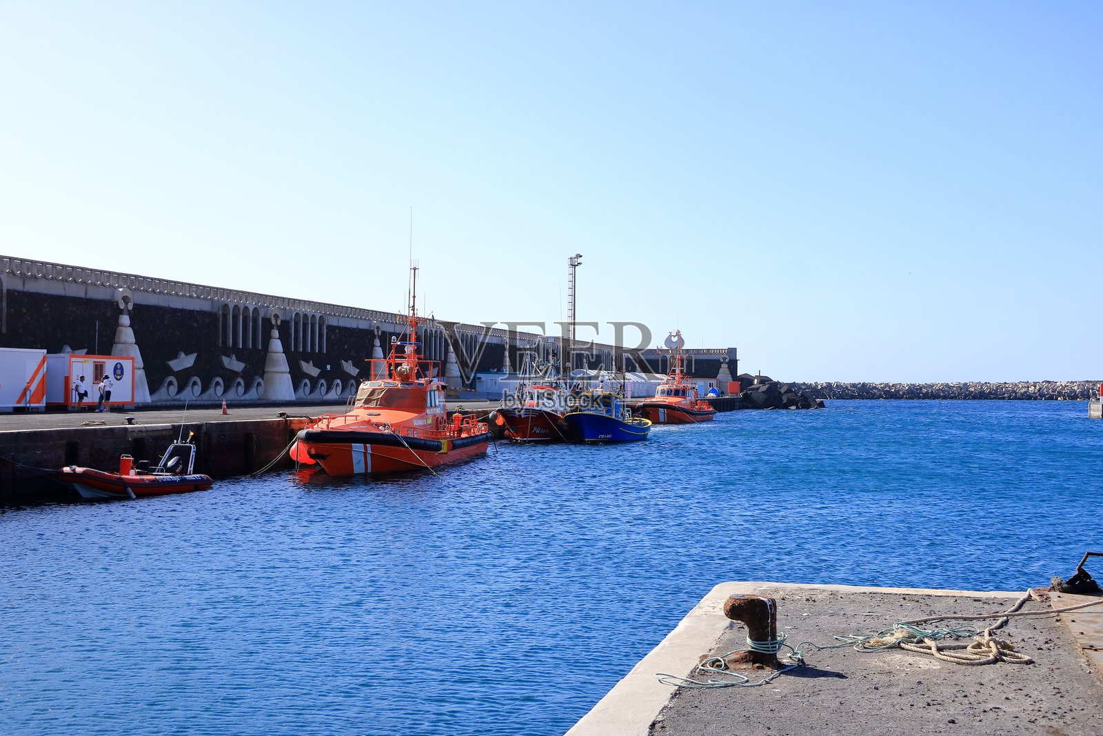 在埃尔希罗岛拉雷斯廷加港口的海上救援船照片摄影图片