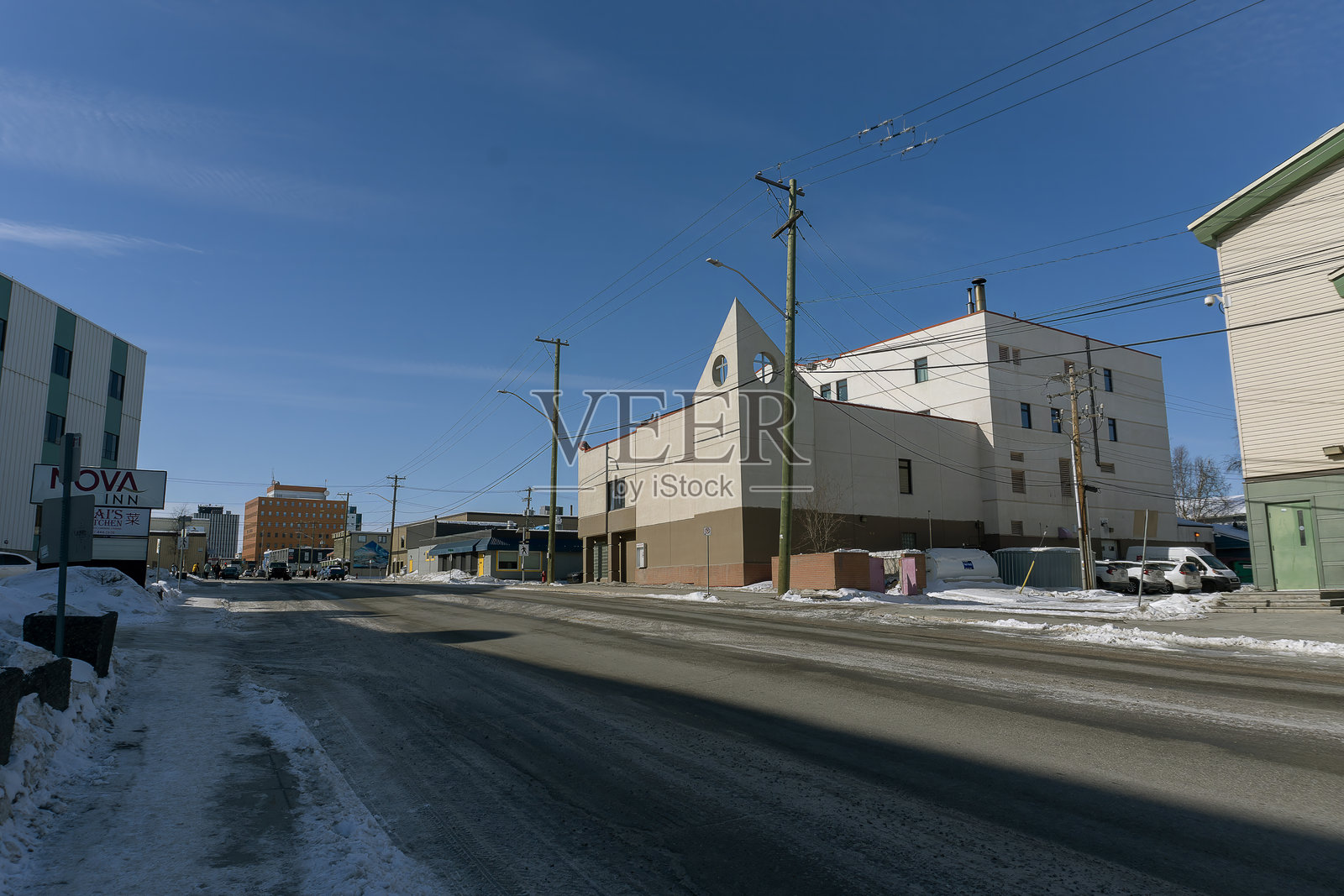 加拿大西北地区黄刀镇富兰克林大道的冬日景象照片摄影图片