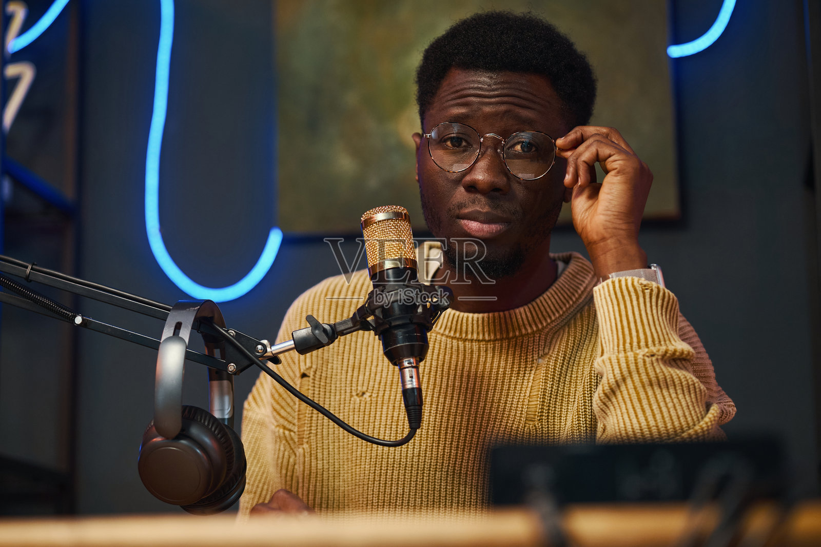 男子在录音室进行在线播客照片摄影图片