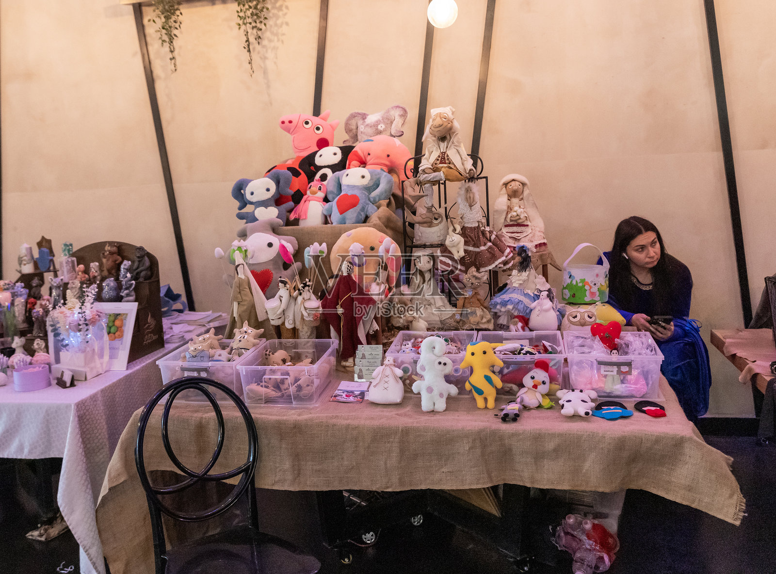 以色列佩塔提克瓦市春季骑士节上的各种儿童玩具出售照片摄影图片