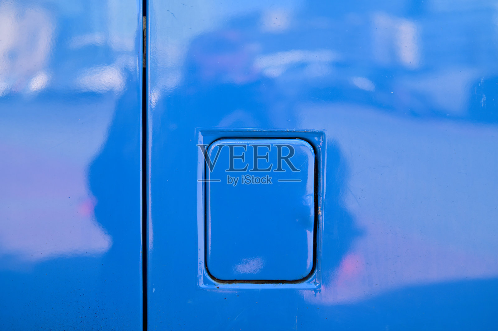 蓝色车身上的燃油加注盖照片摄影图片