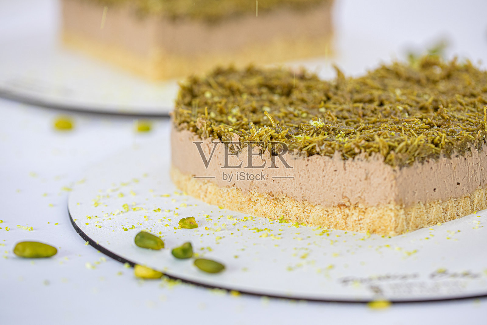 心形开心果蛋糕，配巧克力慕斯和碎屑 topping照片摄影图片