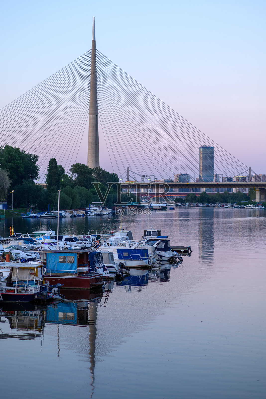 阿达西甘利亚的船坞，阿达桥是一座横跨塞瓦河的斜拉桥，位于塞尔维亚贝尔格莱德。照片摄影图片