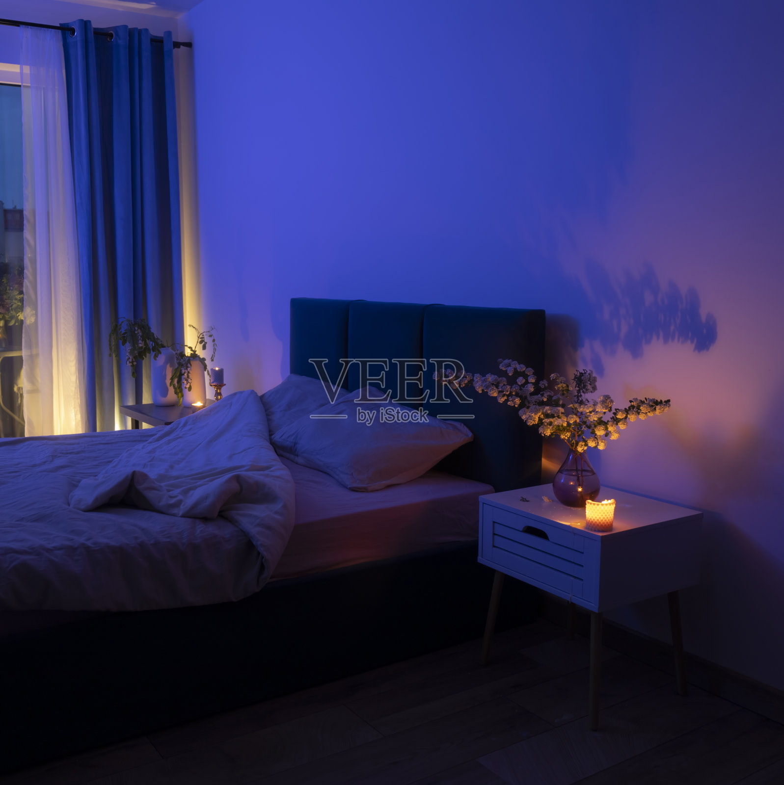 温馨美丽的夜间卧室装饰照片摄影图片
