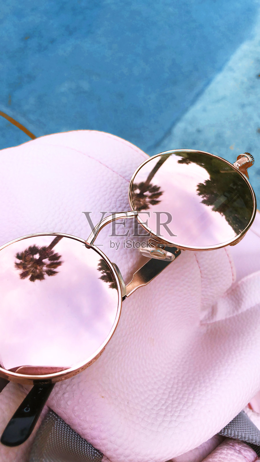 粉色太阳镜反射着棕榈树照片摄影图片