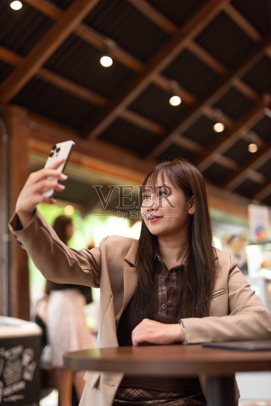 年轻女性在咖啡馆自拍照片摄影图片