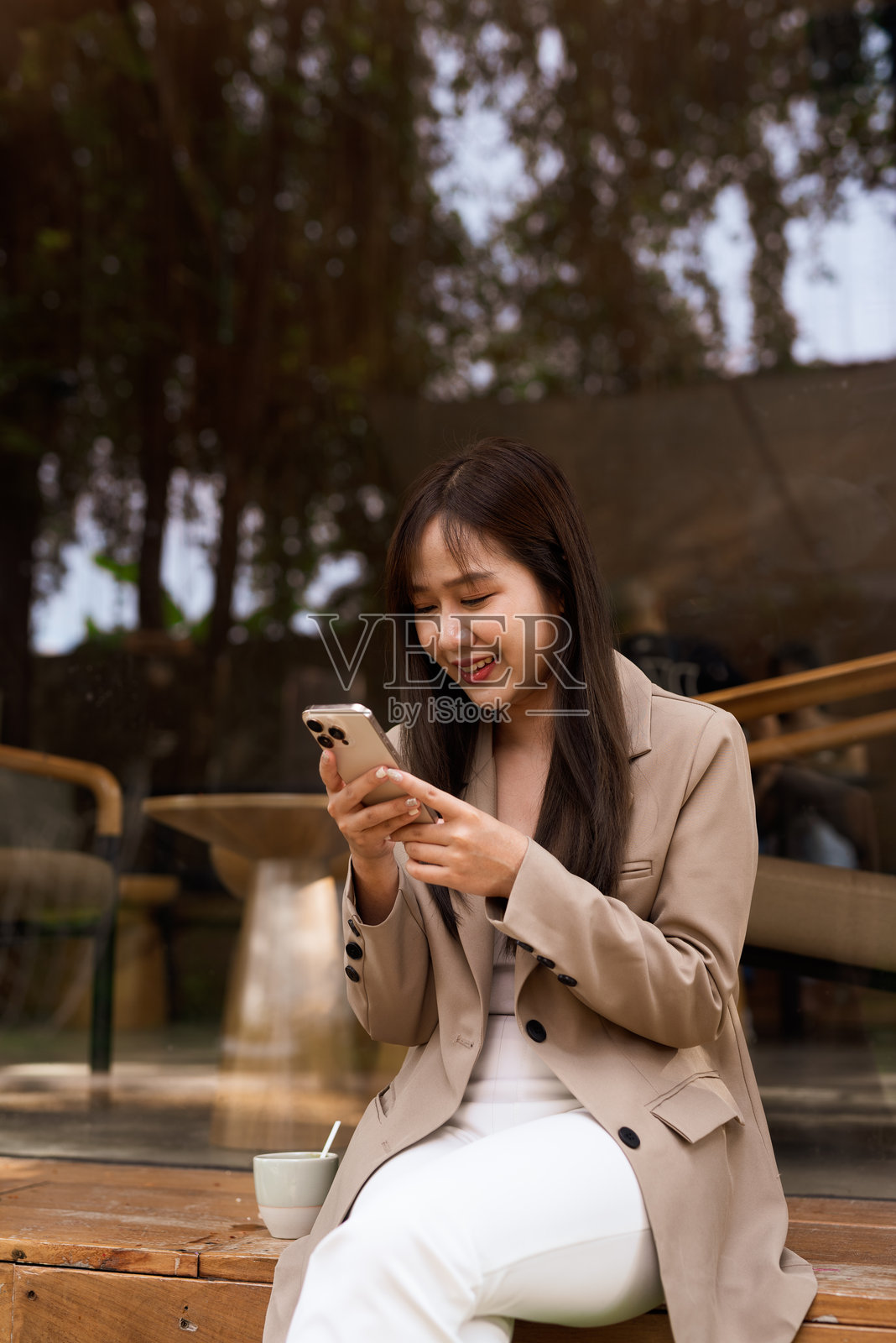 年轻女性在咖啡馆里使用手机的肖像照片摄影图片